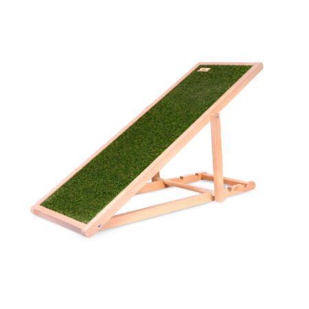 Drewniana rampa dla psa ze sztuczną trawą