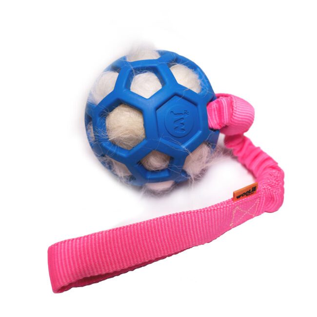 Szarpak z piłką ażurową JW i futrem owcy niebieska DUŻA - WOOLIE WHILLIE