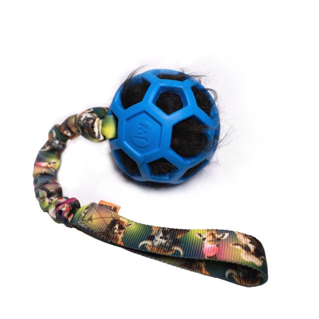 Szarpak z piłką ażurową JW i futrem owcy niebieska z rączką w zwierzaki DUŻA - WOOLIE WHILLIE