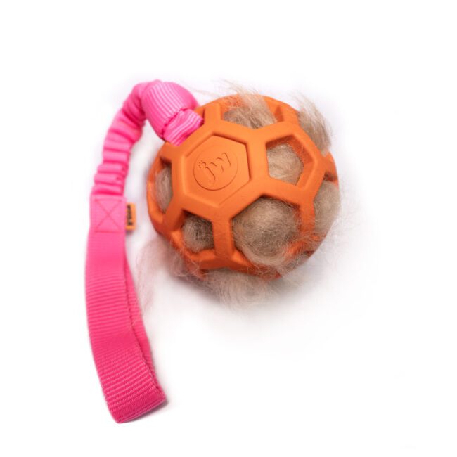 Szarpak z piłką ażurową JW i futrem owcy pomarańczowa DUŻA - WOOLIE WHILLIE