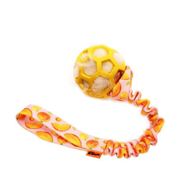 Szarpak z piłką ażurową żółtą JW i futrem owcy brzoskwinki S - WOOLIE WHILLIE